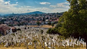 Vista del Šehidsko mezarje Kovači, cementerio conmemorativo de los caídos durante el asedio de Sarajevo.