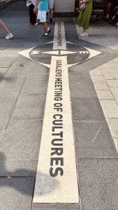 Marca “Sarajevo Meeting of Cultures” en la calle Ferhadija.