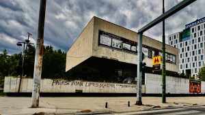 Fachada del Museo de Historia de Bosnia y Herzegovina con grafiti político “Palestinian Lifes Matters” frente a la Embajada de Estados Unidos en Sarajevo.