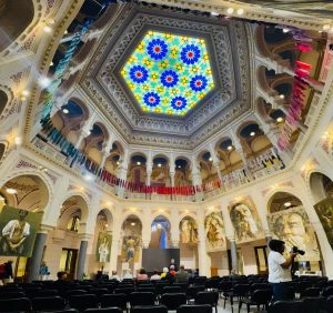 Vista hacia la bóveda neomorisca del vestíbulo central de la Vijećnica, antiguo Ayuntamiento de Sarajevo.