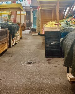 Rosa de Sarajevo en el suelo del mercado Markale, formada por huellas de explosión rellenadas con resina roja.